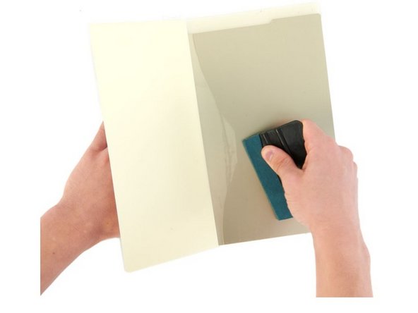 Entfernen Sie Stück für Stück die Schutzfolie und rakeln Sie das MK52 PEI Sheet am Flexiblen Stahlblech fest.