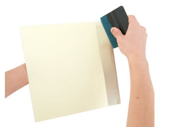 Nutzen Sie nun die Folien Rakel (oder einen Spachtel mit einem Microfasertuch), um das MK52 PEI Sheet auf dem Flexible Stahlblech anzubringen.