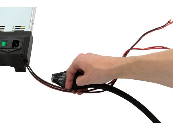 Zuerst muss der Techflex-Schlauch auf eine Länge von 42cm gekürzt werden. Beide Schlauchenden werden mit einem Feuerzeug kurz erwärmt.