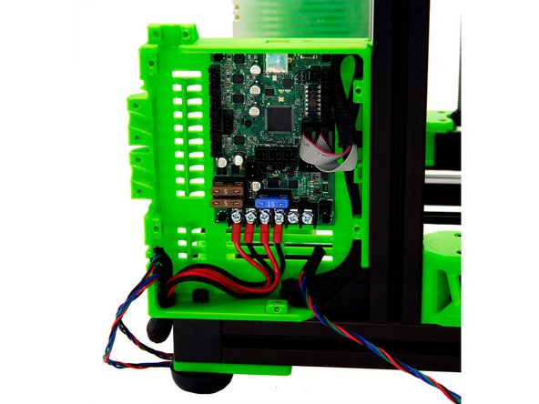 Ziehen Sie drei Motorkabel zur linken Seite der Einsy Box und befestigen Sie diese mit Kabelbindern an der Kabelhalterung.