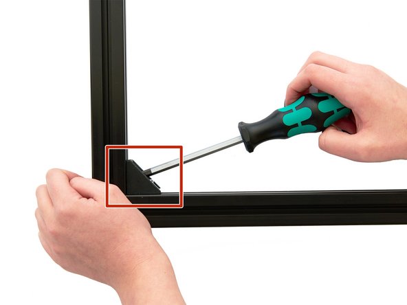 Drücken Sie die Eckwinkel in die Ecken und befestigen Sie die 4x M6x12mm Zylinderkopfschrauben der Eckwinkel an den y-Profilen.