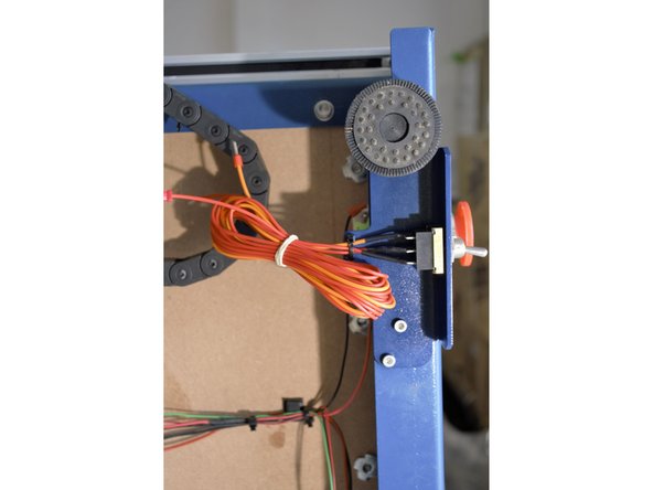 Use the 2 pcs M4x12 cap screws and M4 lock nuts for this step