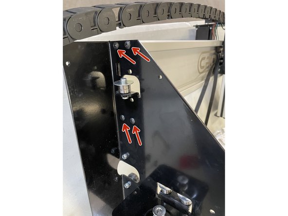 Mount the left gantry to the left side of the aluminium profile with the 4 x M5x16 black button head cap screws.