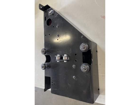 Remove the cover from the right gantry by unscrewing the 6 screws as shown in the pictures with the philips screw driver