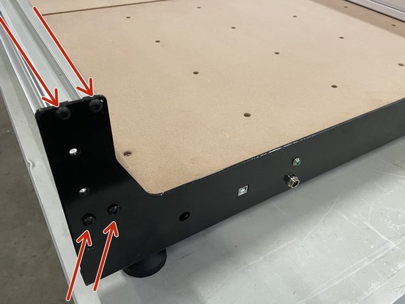 Mount the front plate to the aluminium profiles with 8 x M5x16 black button head cap screws as shown in the pictures.