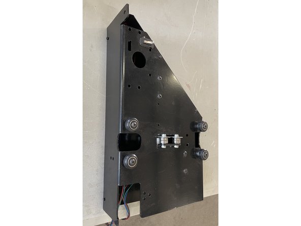 Remove the cover from the right gantry by unscrewing the 6 screws as shown in the pictures with the philips screw driver