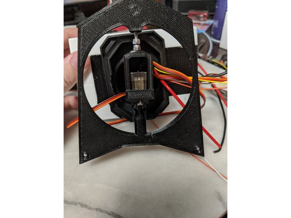 Line up the servo horn with the cutout on the Headplate and push the servo Horn into this cutout as shown in Pic 2.