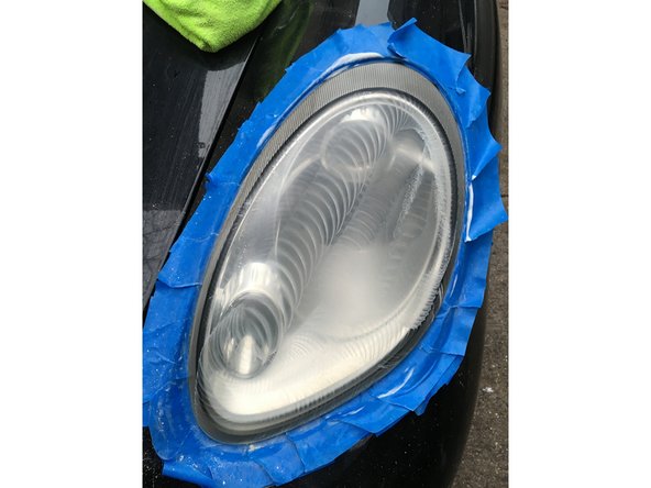 Apply some water to the sanding pad and evenly polish the headlight.