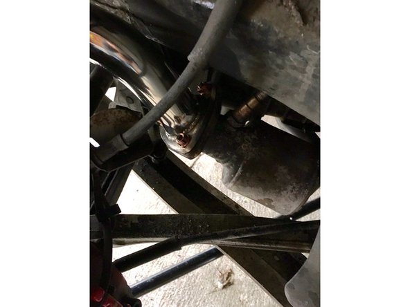 Use new 13mm nuts when mounting the exhaust pipes to flange