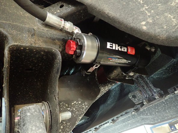 When reservoir is placed properly, apply threads locker on clamp's bolts and torque them at 10 ft.lb. (Right side shown).