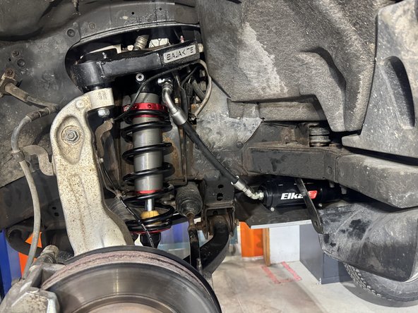 IMPORTANT : Make sure the hose does not touch anything. If needed, rotate the reservoir in the bracket to clear the hose.