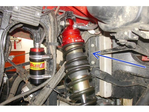 Install the reservoir with the banjo bolt (connected to the reservoir) facing towards the front of the vehicule.