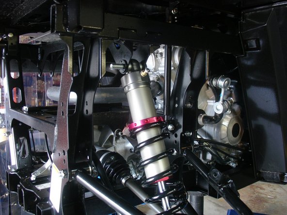 Install both new Elka rear shock with the piggyback reservoir at the top and oriented forward to the front of the vehicule as indicated by the red Arrow on the photo. On Stage 1 and Stage 2, the left and the right shock are the same. Just install them with the shraeder nitrogen valve at the top of vehicle.