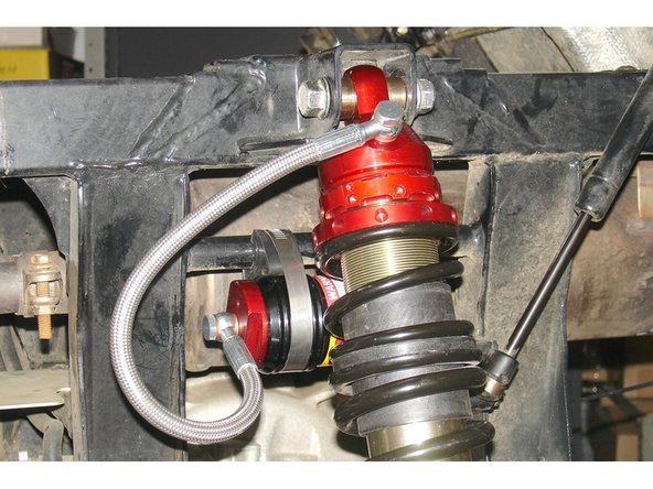 Install the Elka shock absorbers bolting the top mount first with the banjo bolt (connected to the shock head) facing towards the outside of the vehicule.  Orient the hose towards the rear of the vehicule.