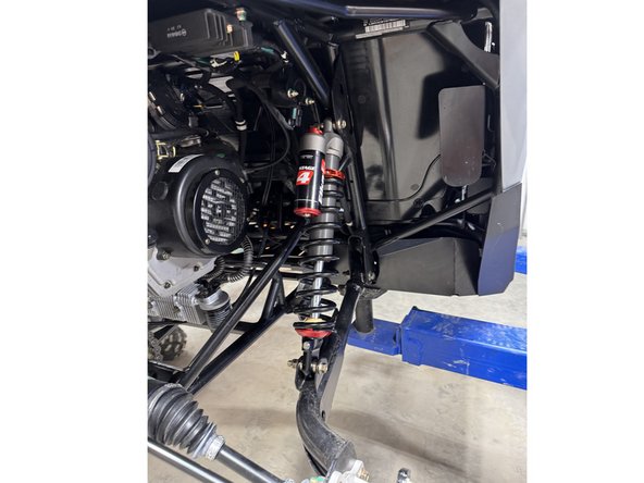 Install the rear new Elka shocks with the reservoir ( on Stage 3-4-5 ) or Schraeder nitrogen valve ( on Stage 1-2 ) at the top of vehicle. ( Right side shown ).