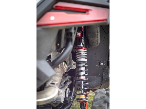 The rebound adjuster located on lower eyelet of the shocks should be oriented towards the tire of the vehicle.If needed, you can turn the lower eyelet to orient properly.