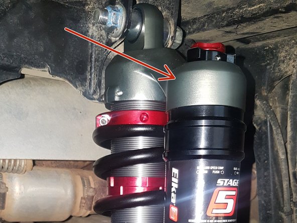 Install both new Elka rear shock with the piggyback reservoir at the top and oriented outwards to the side of the vehicule as indicated by the red Arrow on the photo. On Stage 1 and Stage 2, the left and the right shock are the same. Just install them with the shraeder nitrogen valve at the top of vehicle.
