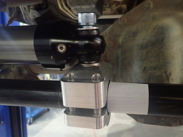 With a supplied washer installed on each sides of stabilizer head, fix temporarily stabilizer on clamp as shown.