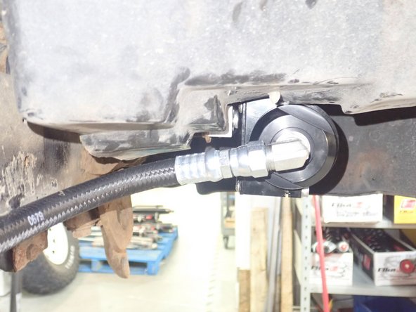 Reservoir's hoses must follow the frame as shown. When réservoirs are properly oriented, use threads locker on clamp's bolts and torque them at 10 ft/lb.