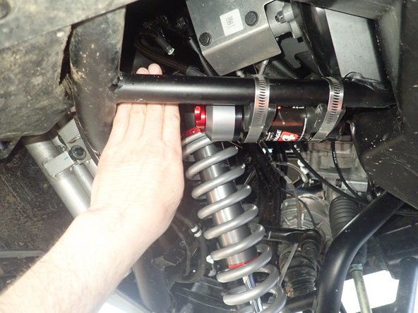 Route the hose properly and install the shock reservoir to the frame as shown. Use the reservoir holder that came with the shock. Use the smaller ruber mount kit for the left side.