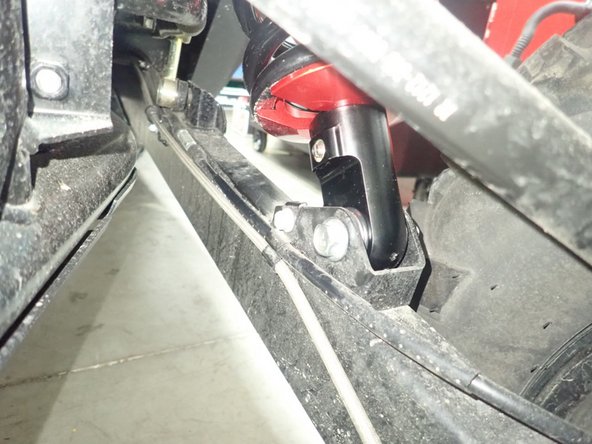 The rebound adjuster located on lower eyelet of the shocks should be oriented towards the inside of the vehicle, as shown. (Right side shown ). If needed, you can turn the lower eyelet to orient properly.