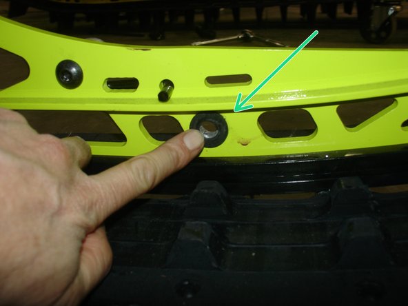 Do not forget to put back inner track rail original washers ( as shown by green Arrow ) when installing center shock