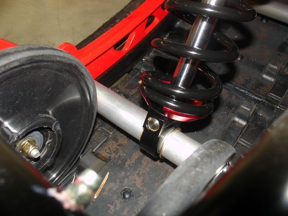 Install Piggyback reservoir toward the right of vehicle. If needed, turn the lower eyelet to orient rebound adjuster toward the rear of vehicule.