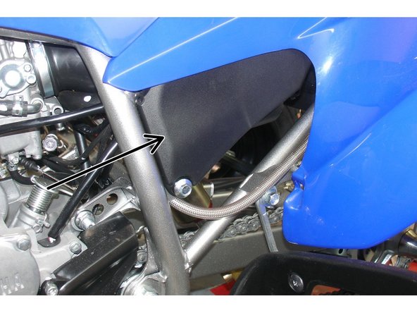 Install the reservoir with the banjo bolt (connected to the reservoir) facing towards the top of the vehicle.  Orient the hose towards the front of the vehicule.  The reservoir must be attached to the frame using the provided rubber holders and metal collars. Do not overtighten the metal collars on the reservoir (torque to 6 lb.in).