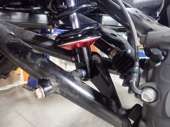 STAGE 3-4-5: CENTER SHOCKS: Piggyback heads must be oriented upward and facing the rear the vehicle, as indicated by the red Arrow. ( Right side shown )