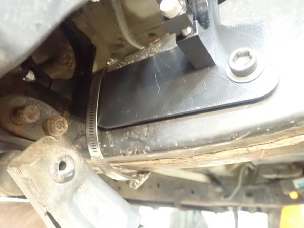 When the bracket as been tight in horizontal position, secure it with the provided steel collar around the frame. Be careful to not place the collar screw where the rezzy will be installed.