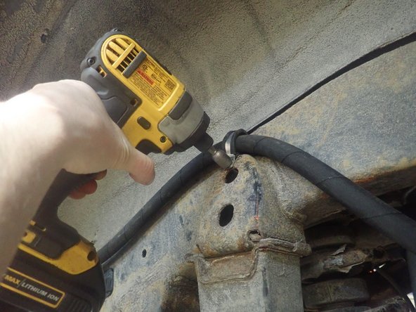 When reservoir is placed properly, apply threads locker on clamp's bolts and torque them at 10 Ft-Lb.