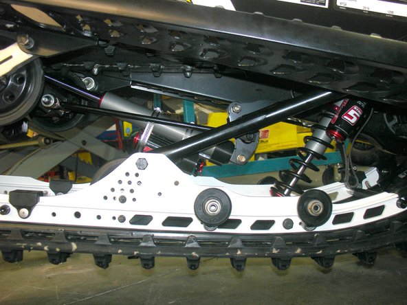 Install the Elka rear shock with the reservoir at the bottom and oriented towards the rear of the snowmobile as shown on the photo.