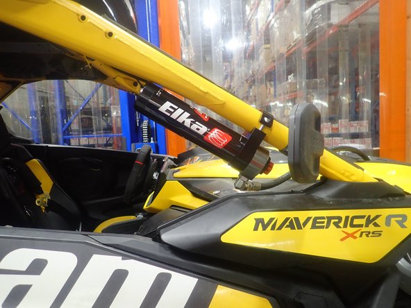 Install the reservoir clamp close to the reservoir head as shown. Clamping reservoir in the middle of the rezzy can cause internal floating piston friction.