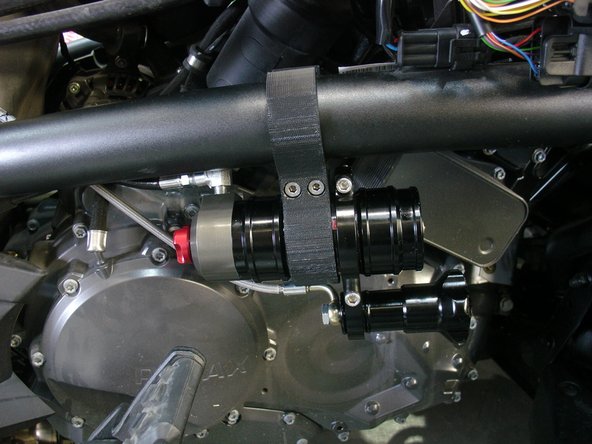 Install the hydraulic preload adjuster with the supplied bracket kit on the shock reservoir as shown.
