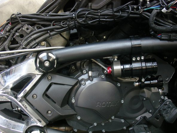 Place the hydraulic preload adujster bracket just beside reservoir bracket. Clamp the hydraulic preload adjuster close the the hose banjo. Place it carefully and torque the 2 bolts at 10 ft/pnds