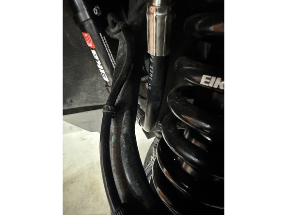 IMPORTANT : Make sure the hose does not touch anything. If needed, rotate the reservoir in the bracket to clear the hose.