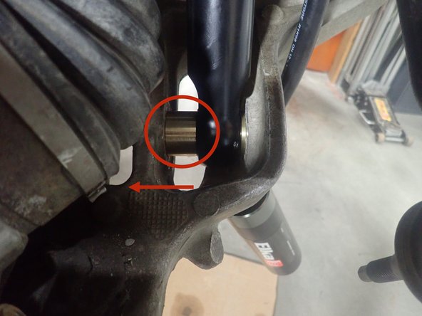 Reservoir bracket should be installed on top of upper shock mount as shown using 2 out of the three upper bolts.