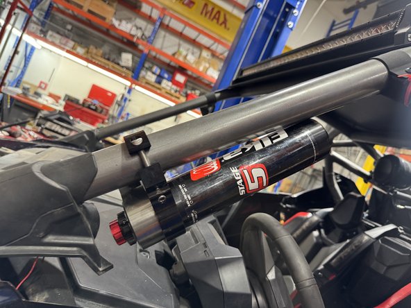 Install the reservoir clamp close to the reservoir head as shown. Clamping reservoir in the middle of the rezzy can cause internal floating piston friction.