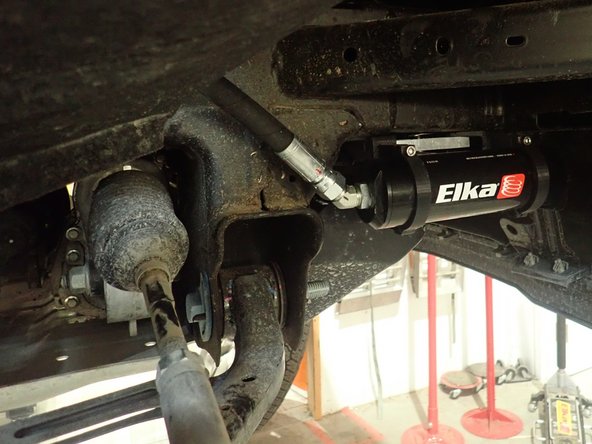 When reservoir is placed properly, apply threads locker on clamp's bolts and torque them at 10 ft.lb. (Right side shown).