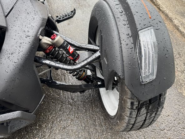 Install the front new Elka shocks with the reservoir ( on Stage 3-4-5 ) or Schraeder nitrogen valve ( on Stage 1-2 ) at the top of vehicle