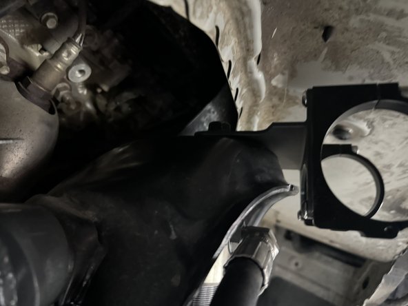 Install the bracket of the reservoir on top of the shock mount.