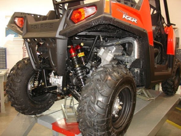 Install the Elka shock absorbers bolting the top mount first with the banjo bolt (connected to the shock head) facing towards the outside of the vehicule. Orient the hose towards the rear of the vehicule. Make sure to keep the driver’s side reservoir away from the exhaust pipe.