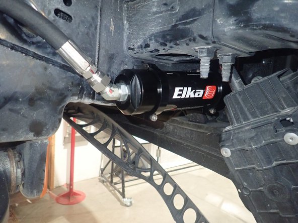 When the reservoir is placed properly, apply thread locker on the clamp bolts and torque them at 10 Ft-Lb.