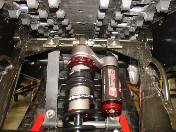 Install Piggyback reservoir toward the right of vehicle. If needed, turn the lower eyelet to orient rebound adjuster toward the rear of vehicule.