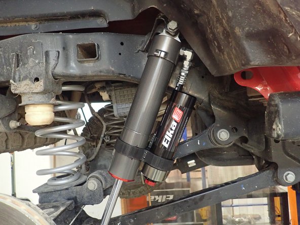 Shocks without reservoir must be installed with shock's head upside as shown.