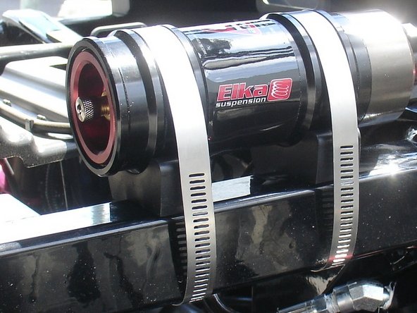 Install rubber mount between the frame and the reservoir, and slightly thight the metallic colars as shown.