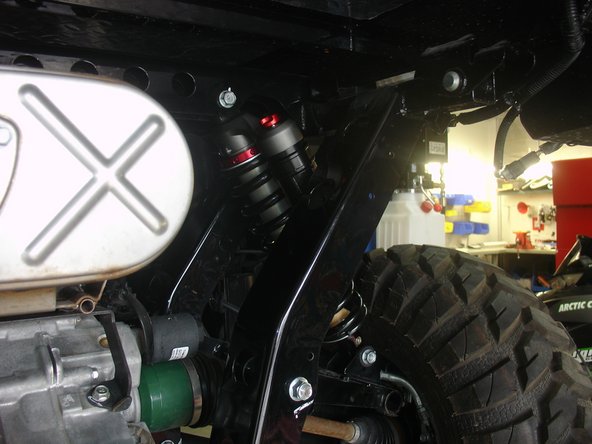 On Stage 3-4-5 shocks, the reservoir must be oriented towards the rear of vehicle as shown by the yellow Arrow ( right side shown ).