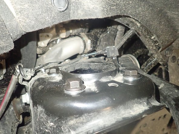 On remote reservoir models, the hose fitting must face the outside of the vehicle, and the hose must facing the front of vehicle (right side shown).