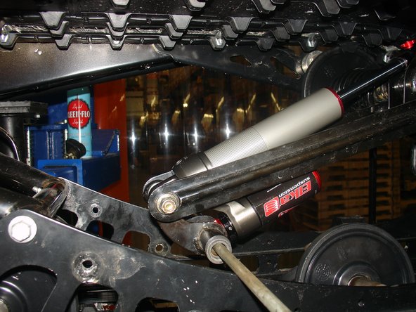 Install the head mount first and tighten the bolt.