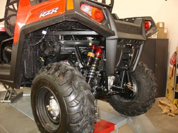 Install the Elka shock absorbers bolting the top mount first with the banjo bolt (connected to the shock head) facing towards the outside of the vehicule. Orient the hose towards the rear of the vehicule. Make sure to keep the driver’s side reservoir away from the exhaust pipe.